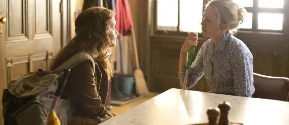 Norma nimmt Normans Schulfreundin (Olivia Cooke) in ein Kreuzverhör. &copy; A%26amp;E