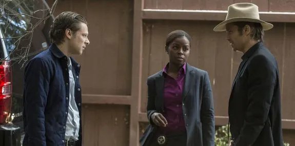 Versuchen; den Tauschhandel zu unterbinden:die US-Marshals Gutterson (Jacob Pitts); Rachel (Erica Tazel) und Raylan (Timothy Olyphant). &copy; FX Networks