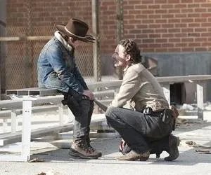 Die Figuren Rick und Carl auf einem Szenenfoto aus der Episode %26bdquo;Welcome to the Tombs%26ldquo; der US-Serie %26bdquo;The Walking Dead%26ldquo; &copy; AMC