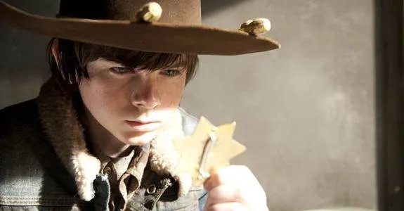 Carl mit seinem Sheriffstern auf einem Szenenfoto aus der Episode %26bdquo;Welcome to the Tombs%26ldquo; der US-Serie %26bdquo;The Walking Dead%26ldquo; &copy; AMC