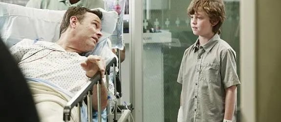 Weil seine Eltern behandelt werden müssen; kümmert sich Owen Hunt (Kevin McKidd) um Ethan (Kyle Silverstein). &copy; ABC
