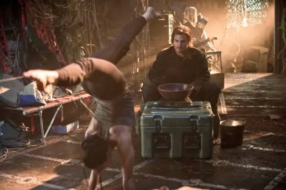 Shado und Oliver auf einem Szenenfoto aus der Episode %26bdquo;Unfinished Business%26ldquo; der US-Serie %26bdquo;Arrow%26ldquo; &copy;The CW