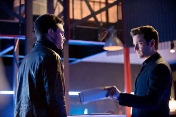 Ollie und Tommy auf einem Szenenfoto aus der Episode %26bdquo;Unfinished Business%26ldquo; der US-Serie %26bdquo;Arrow%26ldquo; &copy;The CW