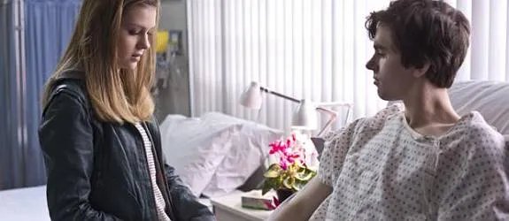 Norman (Freddie Highmore) bekommt im Krankenhaus Besuch von Bradley (Nicola Peltz). &copy; A%26amp;E