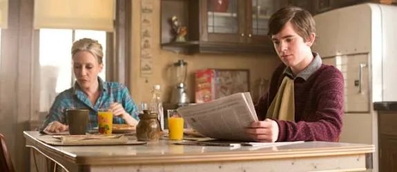 Guten Morgen Mr. (Freddie Highmore) und Mrs Bates (Vera Farmiga). &copy; A%26amp;E