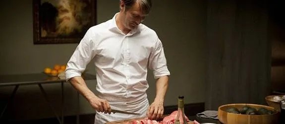 Dr. Hannibal Lecter (Mads Mikkelsen) ist ein Feinschmecker. &copy; NBC