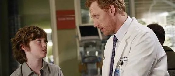 Owen (Kevin McKidd) und sein kleiner Schützling Ethan (Kyle Silverstein). &copy; ABC