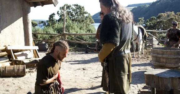 Schwer verletzt wird Ragnar (Travis Fimmel) seinem StammesfĂŒrsten Earl Haraldson (Gabriel Byrne) vorgefĂŒhrt. © History