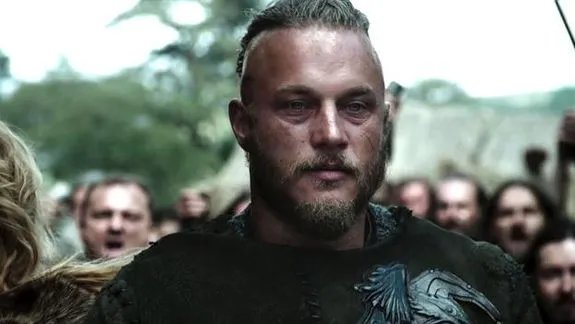 All hail Earl Ragnar: Der neue Stammesführer (Travis Fimmel) genießt die neu gewonnene Machtfülle. &copy; History