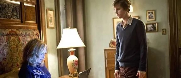 Norman Bates (Freddie Highmore) berichtet seiner Mutter von Shelbys Kellergeheimnis. &copy; A%26amp;E