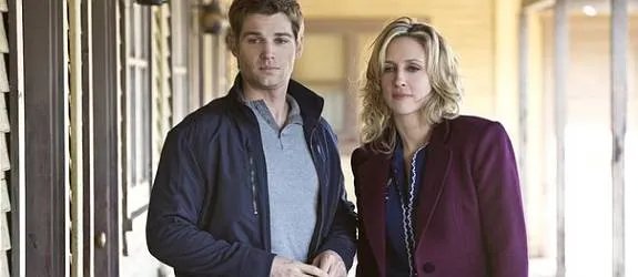 Norma (Vera Farmiga) und der undurchsichtige Polizist Zack Shelby (Mike Vogel) &copy; A%26amp;E