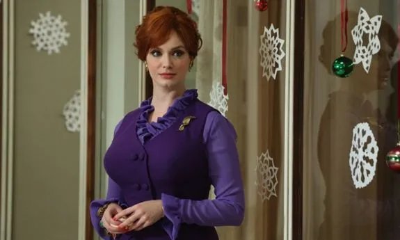 Ein buntes Licht im grauen New Yorker Alltag: Joan Harris (Christina Hendricks) zieht mal wieder alle Blicke auf sich. © AMC