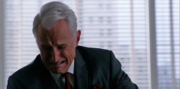 Zum Ende der Episode bricht es endlich aus Roger Sterling (John Slattery) heraus. Den genauen Grund erfährt man nicht. &copy; AMC