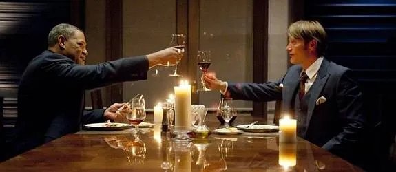 Jack Crawford (Laurence Fishburne) zu Gast bei Hannibal (Mads Mikkelsen) - Schweinefleisch? &copy; NBC