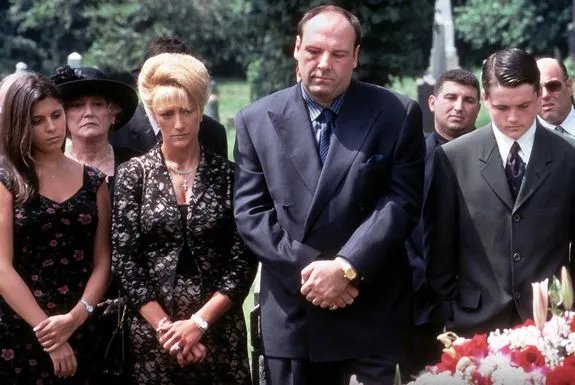 Moderner Antiheld I: Tony Soprano (James Gandolfini) inmitten seiner Liebsten in %26bdquo;The Sopranos%26ldquo; &copy; HBO