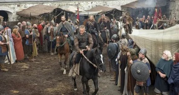Wikingereinfall II: Hoch zu Ross und erhobenen Hauptes reiten die Wikinger in feindliche Liegenschaften ein. &copy; History