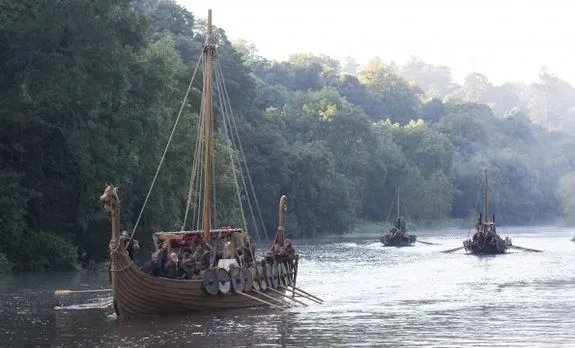 Wikingereinfall I: Gemächlich schippern Ragnar und seine Mannen die Tyne entlang. &copy; History