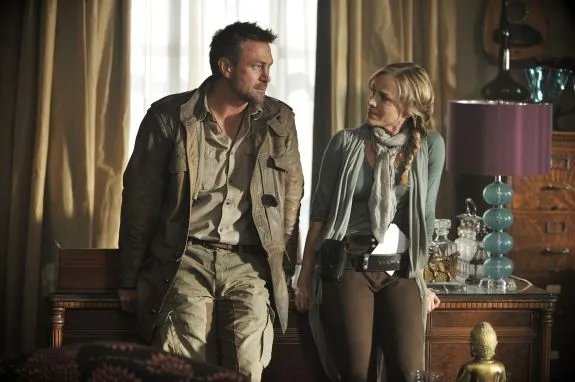 Nolan und Bürgermeisterin Amanda Rosewater © 2012 Syfy Media