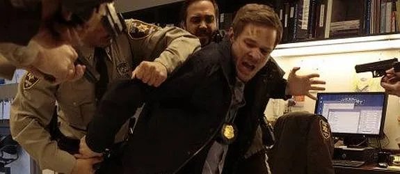 Mike Weston (Shawn Ashmore) wird durch die eigenen Männer attackiert. © FOX