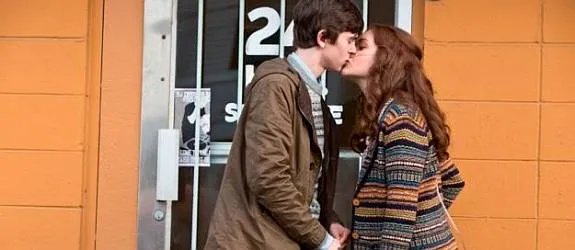 Emma (Olivia Cooke) möchte Norman (Freddie Highmore) am liebsten für sich haben. &copy; A%26amp;E