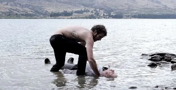 Johnno Mitcham (Thomas M. Wright) birgt die Leiche von Bob Platt (Darren Gilshenan) aus dem See. © Sundance Channel