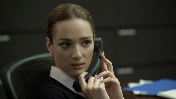 Christina Gallagher (Kristen Connolly) steht ungewollt im Mittelpunkt der Aufdeckung einer politischen Intrige. &copy; Netflix