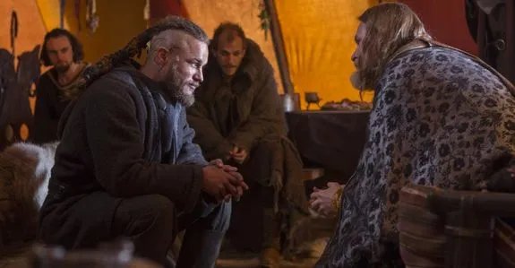 Ein neues Bündnis für Ragnar (Travis Fimmel): König Horak (Donal Logue) hält große Stücke auf den jungen Entdecker. &copy; History