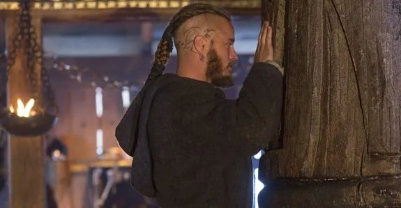 Ragnar Lothbrok (Travis Fimmel) sucht spirituelle Führung; um sein erlittenes Unglück beser verstehen zu können. &copy; History