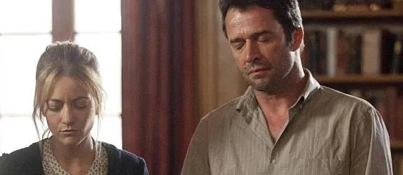 Joe (James Purefoy) im Todesgebet an der Seite seiner Anhängerin Aimee (Meredith Hagner). © FOX