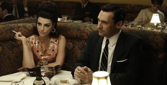 Bekommen beim Abendessen ein unmoralisches Angebot: Megan (Jessica Paré) und Don Draper (Jon Hamm). &copy; AMC