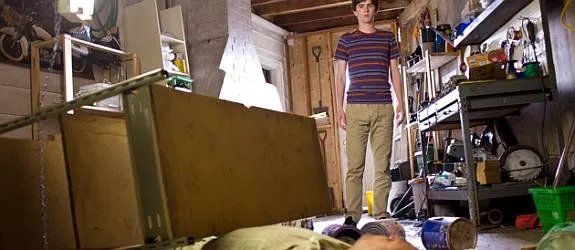 Norman (Freddie Highmore) kann kaum glauben; was er sieht. &copy; A%26amp;E
