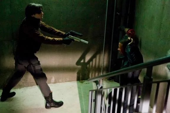 Diggle vs. Deadshot. Szenenfoto aus der Episode %26bdquo;Home Invasion%26ldquo; der US-Serie %26bdquo;Arrow%26ldquo; &copy;The CW
