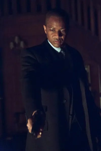Mr. Blank; der Schurke der Woche. Szenenfoto aus der Episode %26bdquo;Home Invasion%26ldquo; der US-Serie %26bdquo;Arrow%26ldquo; &copy;The CW
