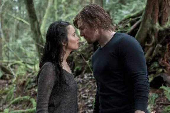 Shado und Oliver. Szenenfoto aus der Episode %26bdquo;Home Invasion%26ldquo; der US-Serie %26bdquo;Arrow%26ldquo; &copy;The CW
