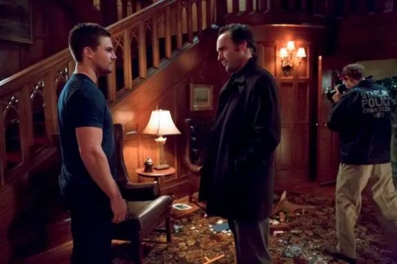 Oliver und Quentin Lance. Szenenfoto aus der Episode %26bdquo;Home Invasion%26ldquo; der US-Serie %26bdquo;Arrow%26ldquo; &copy;The CW