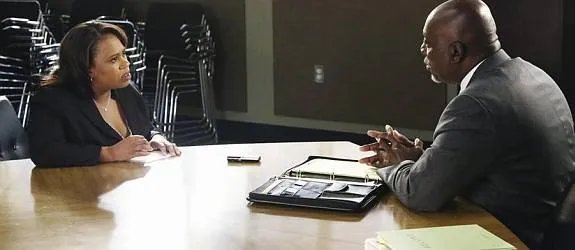 Miranda (Chandra Wilson) muss im Verhör zu ihren Operationen Stellung nehmen. &copy; ABC