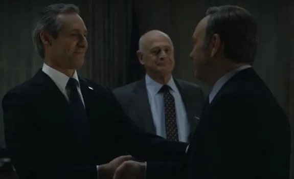 Ein Handshake unter den Mächtigsten des Landes: Frank Underwood (Kevin Spacey; r.) hat eine Zwischenetappe erreicht. &copy; Netflix
