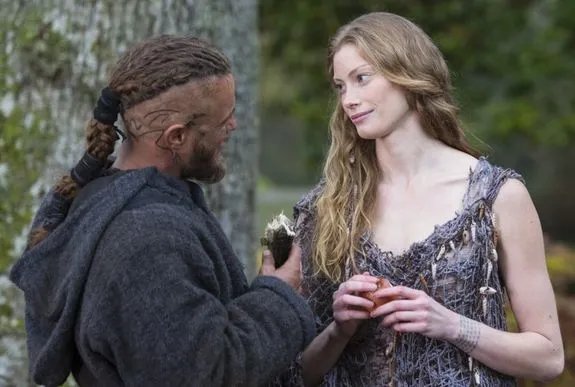 ... und danke für den Fisch: Auch ohne das verlockende Angebot wäre Aslaug (Alyssa Sutherland) wohl auf Ragnars Avancen eingegangen. &copy; History