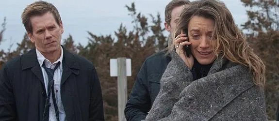Claire (Natalie Zea) denkt bereits; dass sie das Schlimmste überstanden hat. Hardy (Kevin Bacon) guckt skeptisch. © FOX