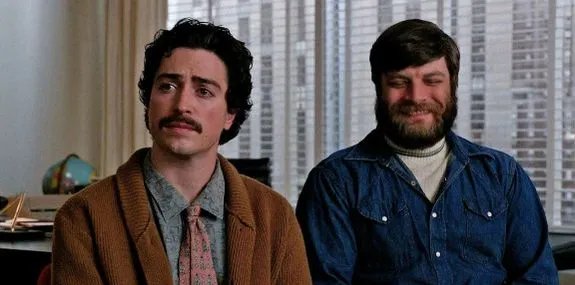 Ginsberg (Ben Feldman) und der dauerbekiffte Stan Rizzo (Jay R. Ferguson) erfreuen sich an einem ungewöhnlichen Kunden. &copy; AMC