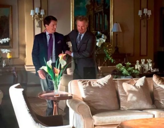 Jamey Sheridan und John Barrowman auf einem Szenenfoto aus der Episode %26bdquo;The Undertaking%26ldquo; der US-Serie %26bdquo;Arrow%26ldquo; &copy; The CW