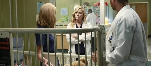 Arizona (Jessica Capshaw) starrt ungläubig in die Richtung von Dr. Lauren Boswell (Hilarie Burton). &copy; ABC