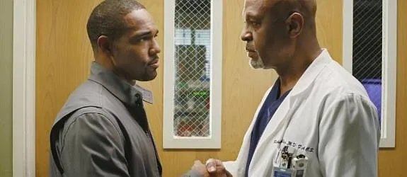 Richard Webber (James Pickens Jr.) hat Baileys Ehemann Ben (Jason George) zur Hilfe beordert. &copy; ABC
