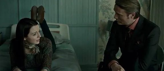 Hannibal (Mads Mikkelsen) sieht in Abigail Hobbs (Kacey Rohl) etwas Besonderes. &copy; NBC