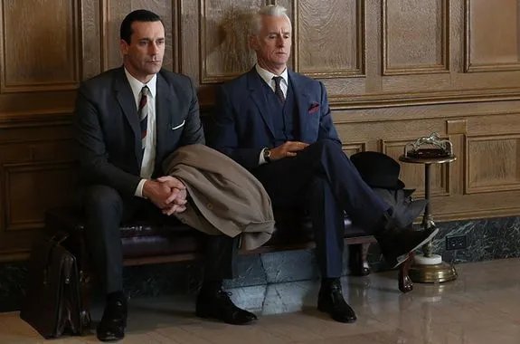 Why so serious? Don (Jon Hamm) und Roger (John Slattery) warten auf Einlass in die heiligen Hallen von Detroit. Foto &copy; AMC