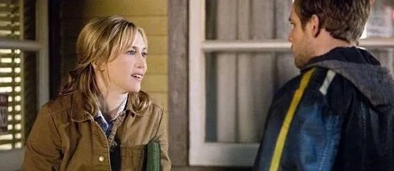 Wieder verpassen Norma (Vera Farmiga) und Dylan (Max Thieriot) eine Gelegenheit; sich anzunähern. &copy; A%26amp;E