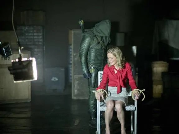 Arrow und Moira Queen. Szenenfoto aus der Episode %26bdquo;Darkness on the Edge of Town%26ldquo; der US-Serie %26bdquo;Arrow%26ldquo; &copy;The CW