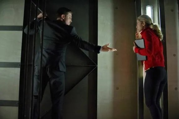 Oliver Queen und Felicity Smoak auf einem Szenenfoto aus der Episode %26bdquo;Darkness on the Edge of Town%26ldquo; der US-Serie %26bdquo;Arrow%26ldquo; &copy;The CW