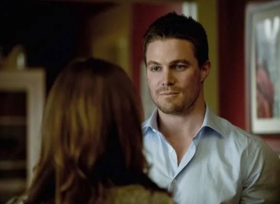 Oliver Queen und Laurel Lance auf einem Szenenfoto aus der Episode %26bdquo;Darkness on the Edge of Town%26ldquo; der US-Serie %26bdquo;Arrow%26ldquo; &copy;The CW
