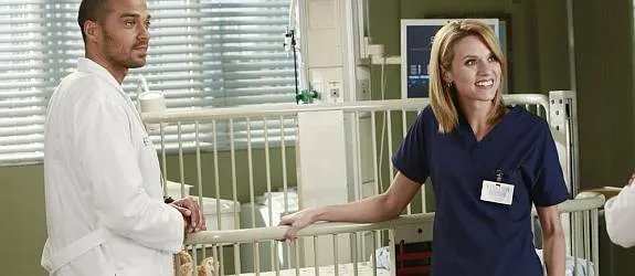 Nicht nur Jackson (Jesse Williams) ist von Dr. Lauren Boswell (Hillarie Burton) begeistert. &copy; ABC